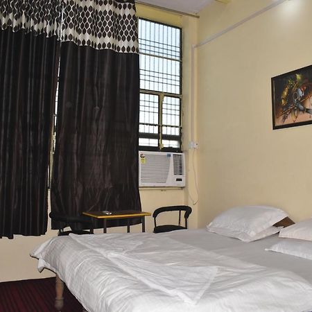 Om Rest House Hotel Benares Buitenkant foto