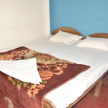 Om Rest House Hotel Benares Buitenkant foto