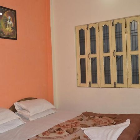 Om Rest House Hotel Benares Buitenkant foto