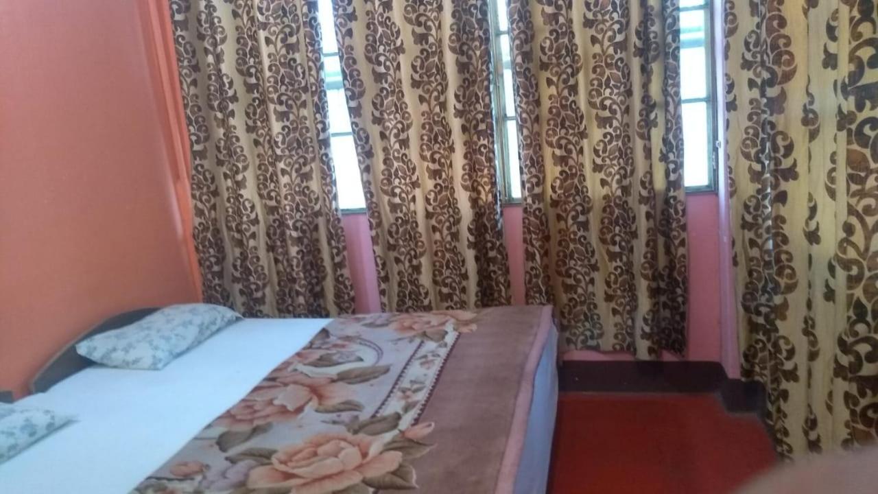 Om Rest House Hotel Benares Buitenkant foto