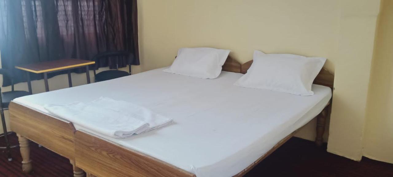 Om Rest House Hotel Benares Buitenkant foto