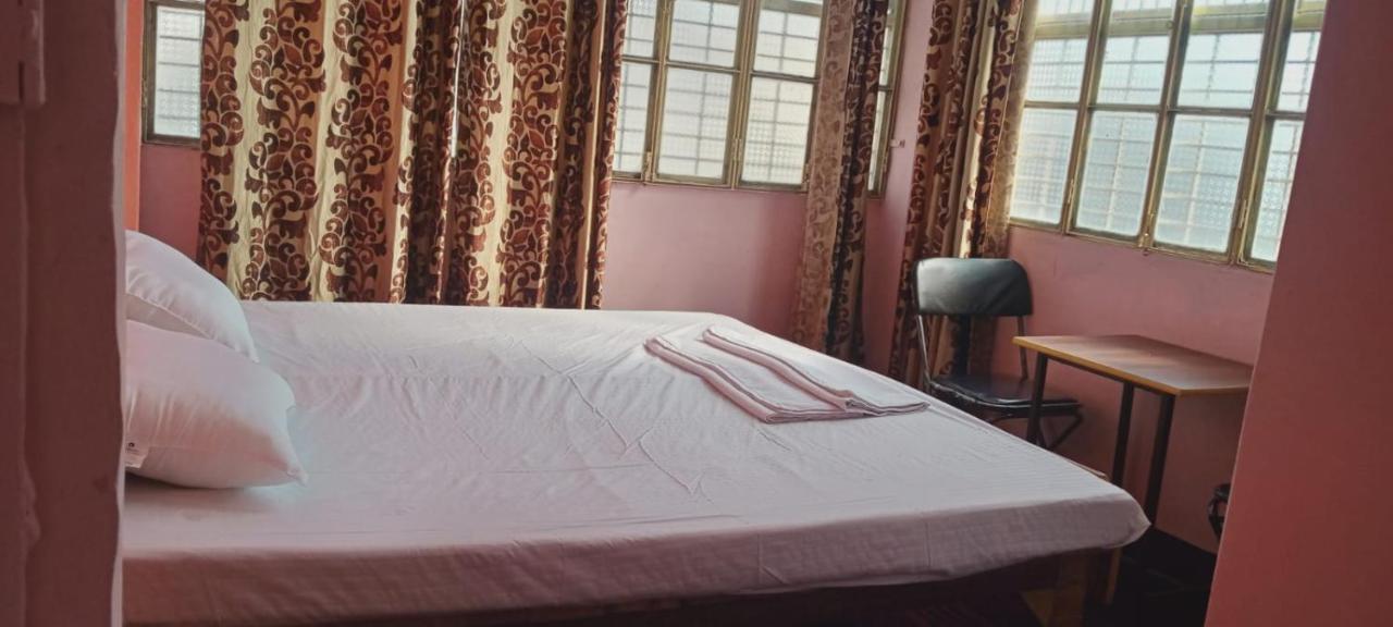 Om Rest House Hotel Benares Buitenkant foto