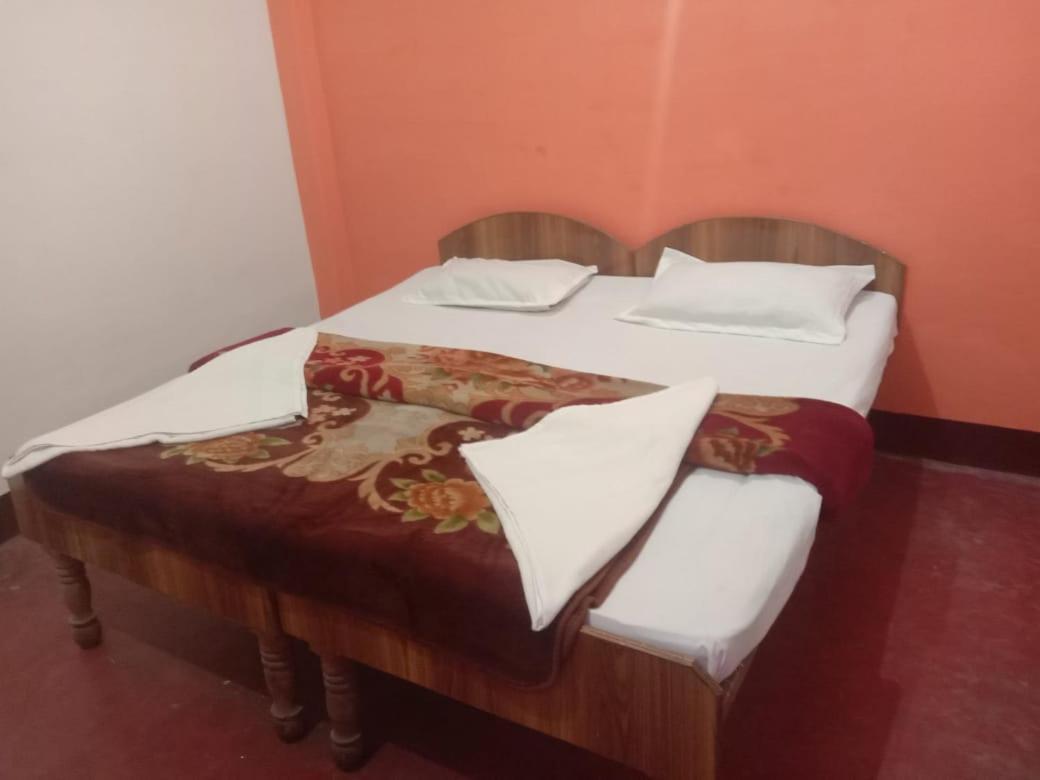 Om Rest House Hotel Benares Buitenkant foto