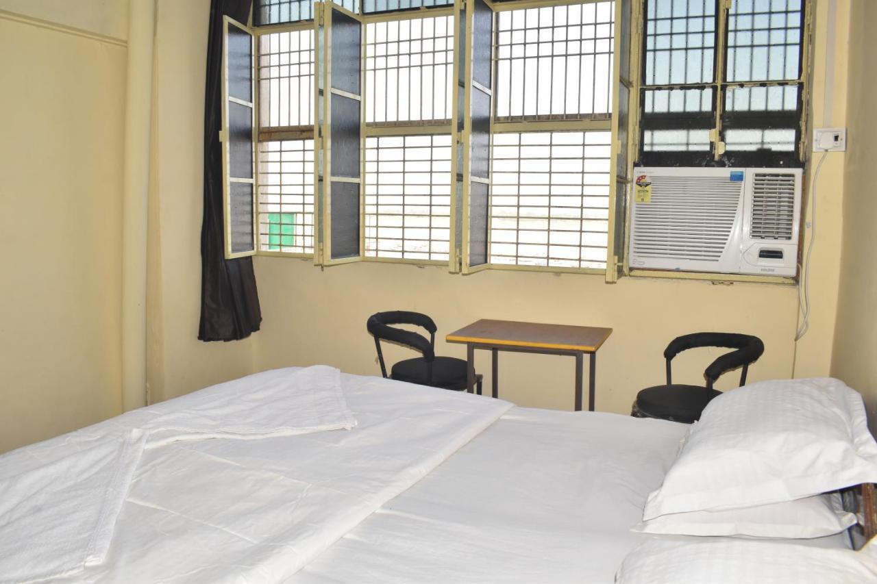 Om Rest House Hotel Benares Buitenkant foto
