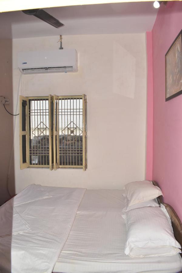 Om Rest House Hotel Benares Buitenkant foto