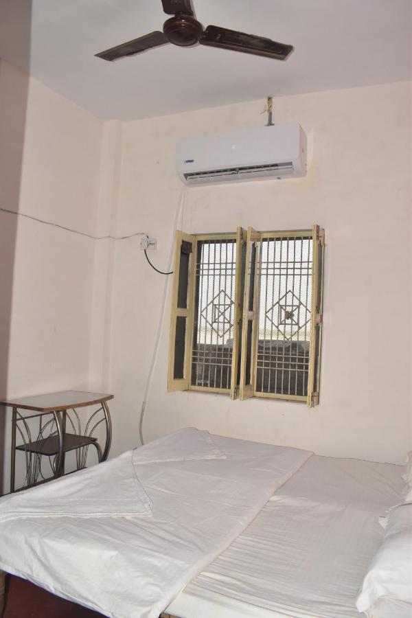 Om Rest House Hotel Benares Buitenkant foto