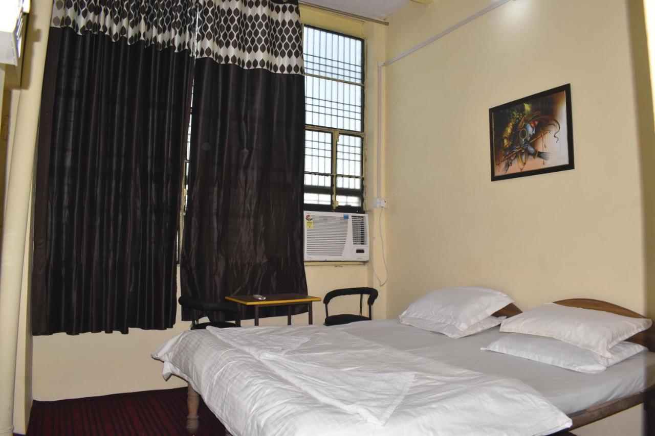 Om Rest House Hotel Benares Buitenkant foto