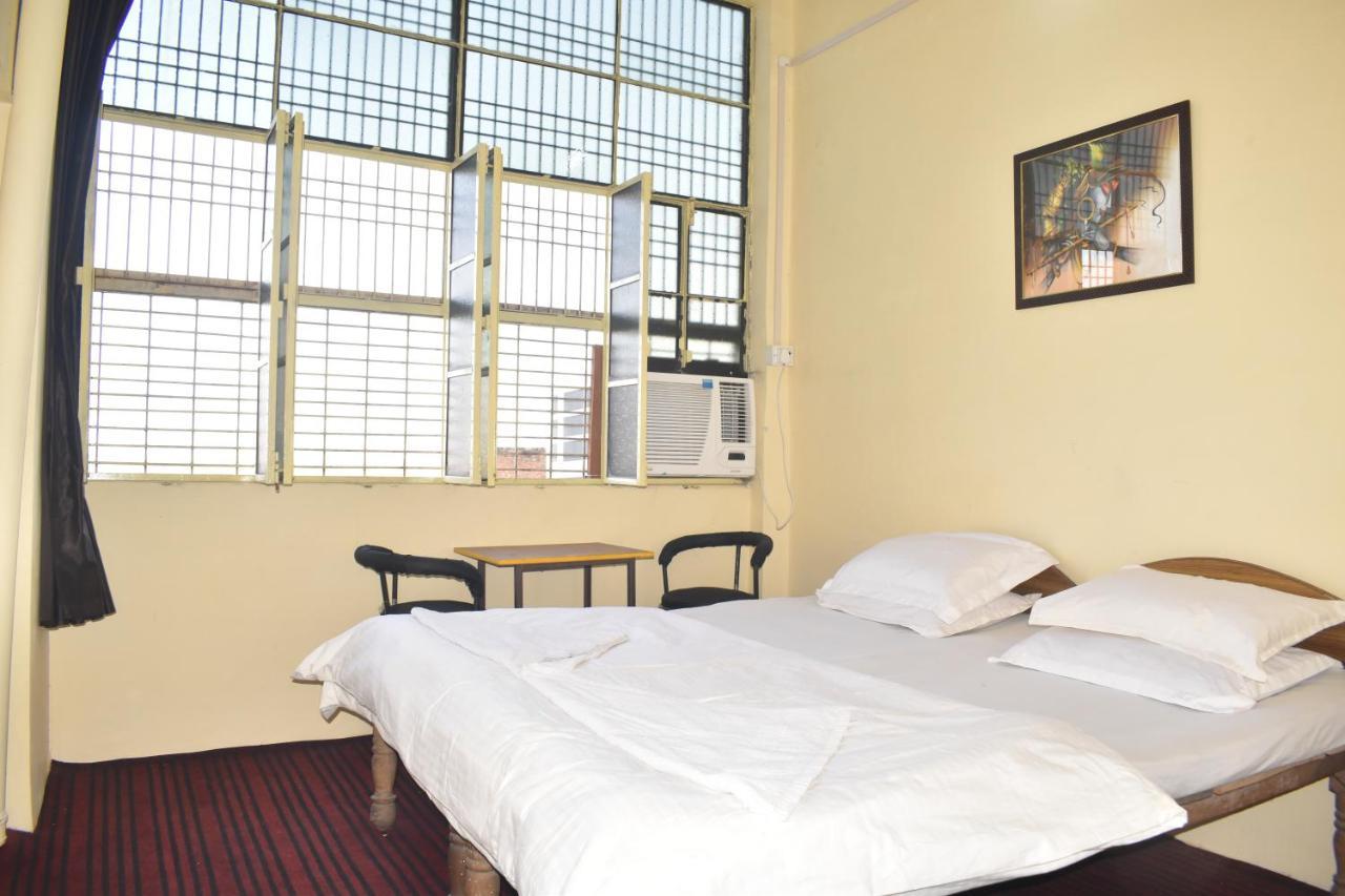 Om Rest House Hotel Benares Buitenkant foto