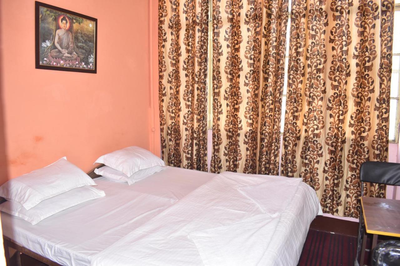 Om Rest House Hotel Benares Buitenkant foto
