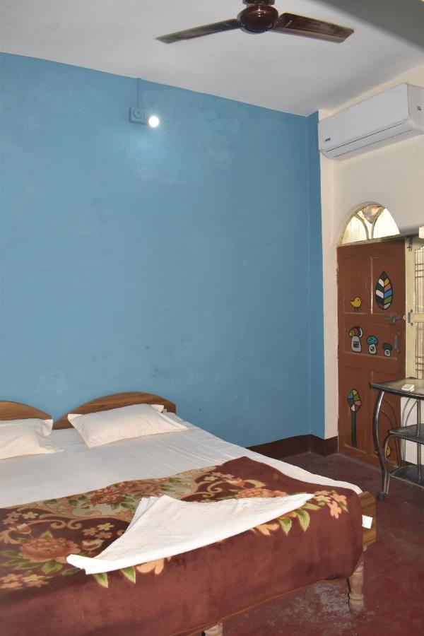 Om Rest House Hotel Benares Buitenkant foto