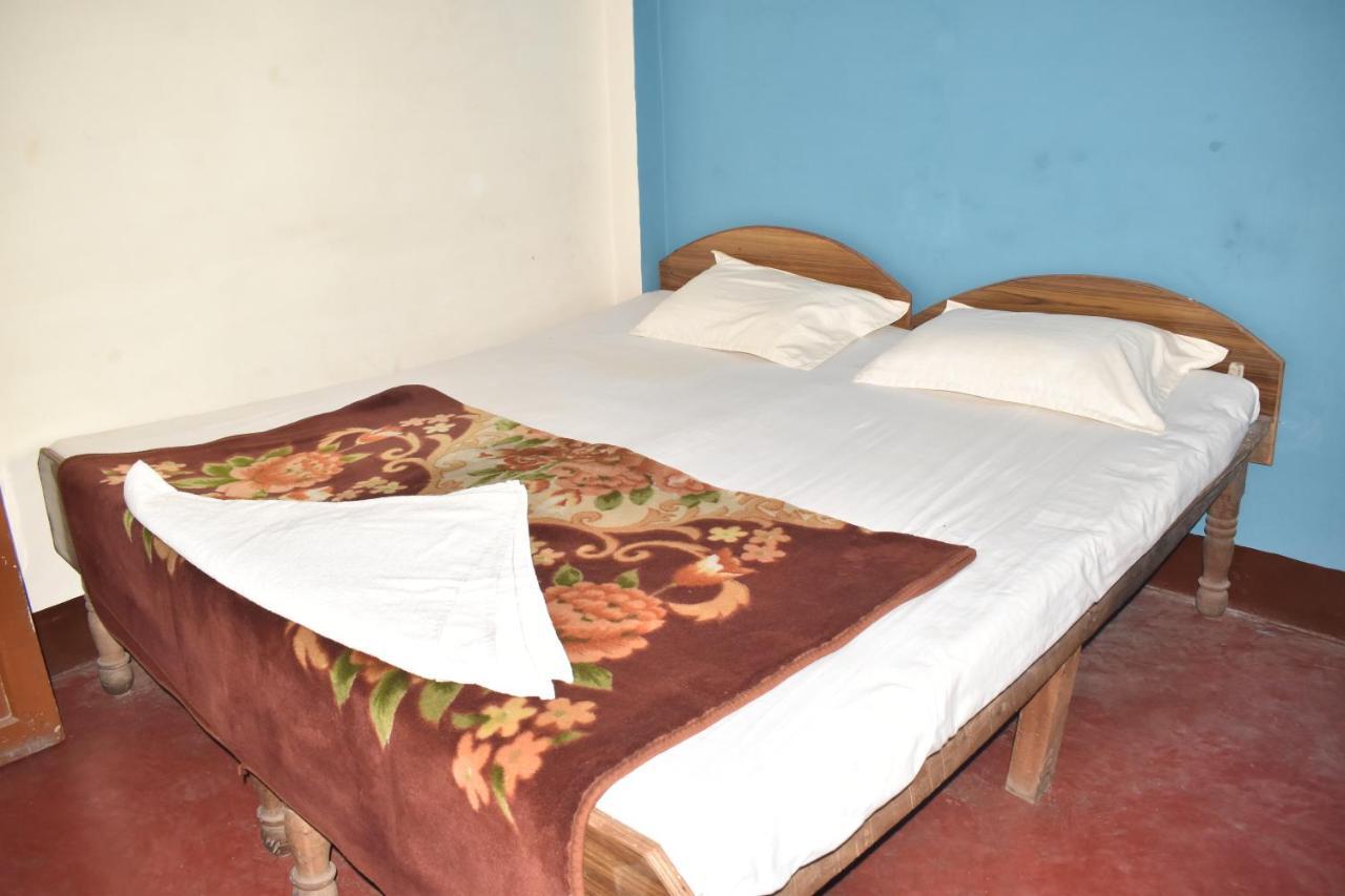 Om Rest House Hotel Benares Buitenkant foto