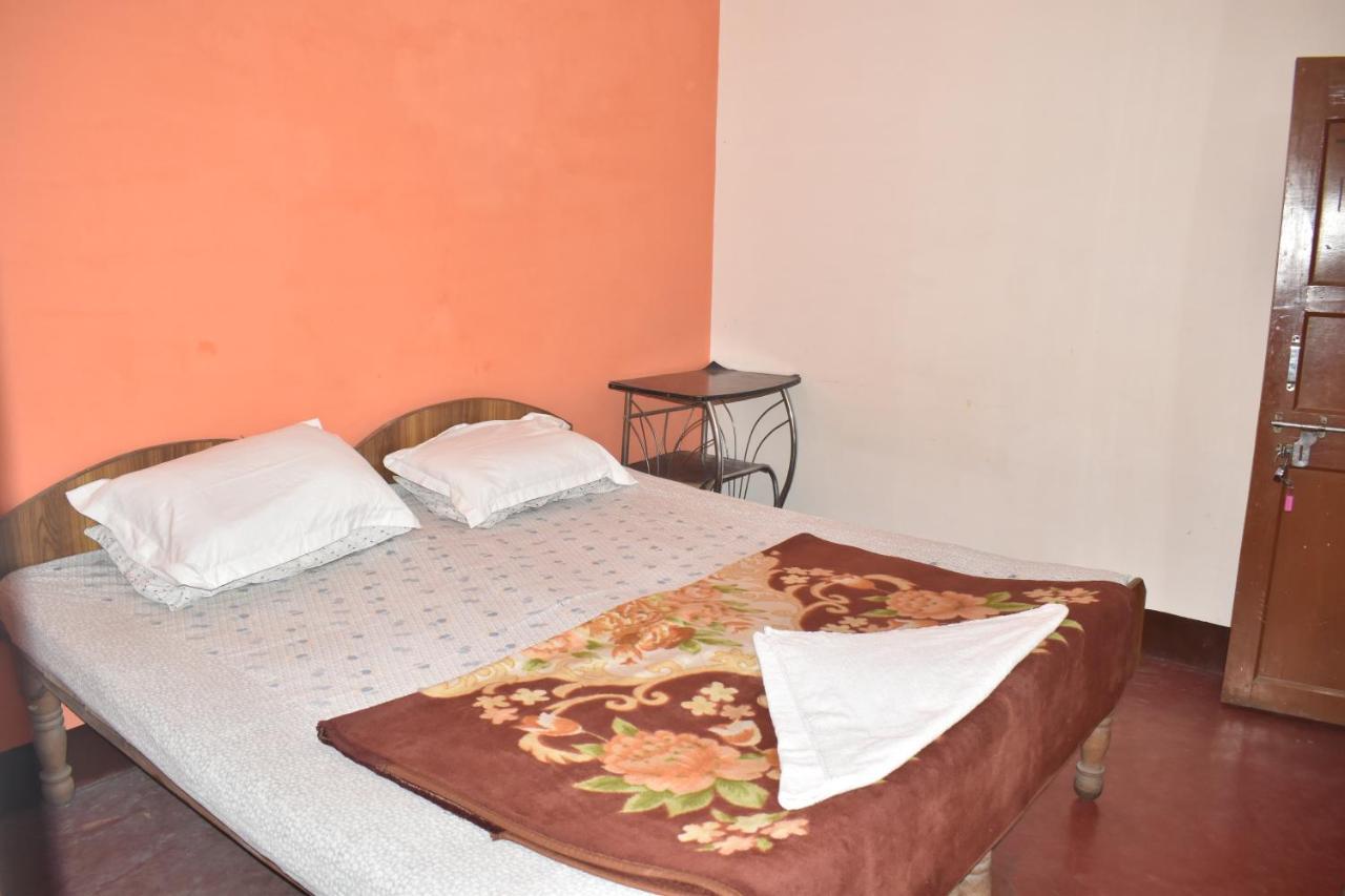 Om Rest House Hotel Benares Buitenkant foto